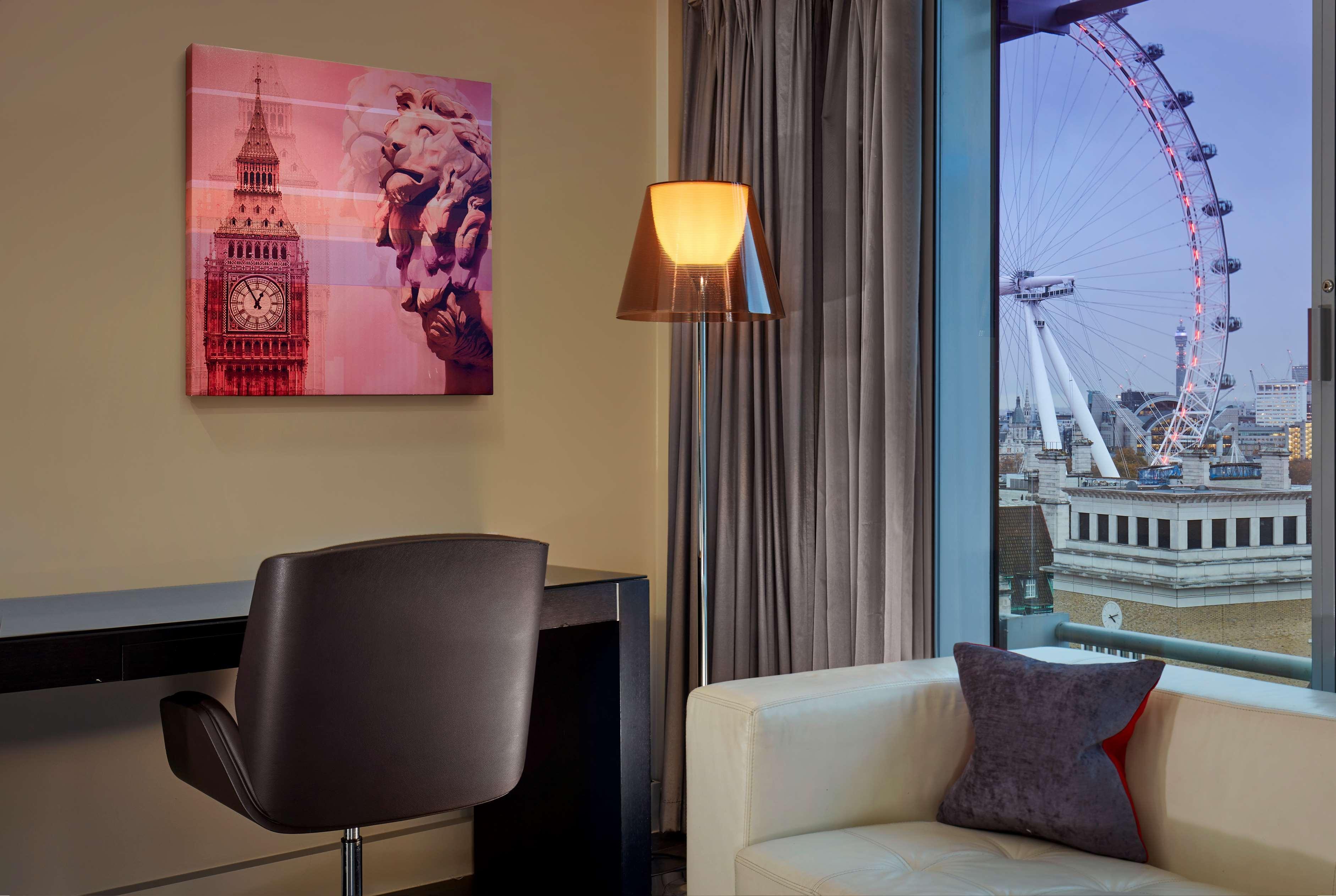 公园广场西敏桥酒店&度假村 伦敦 外观 照片 The picture of the Big Ben on the wall of a room at the London West End